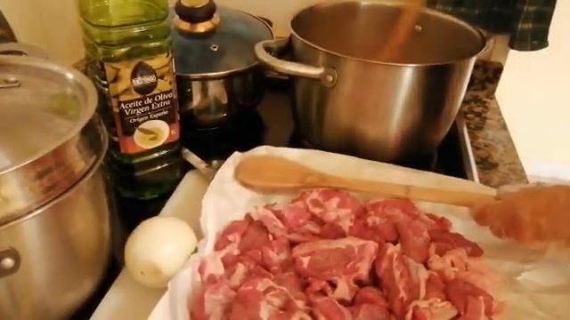 Козлятина  тушеная  с красным вином. Канарский  рецепт.