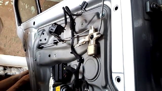 Как снять заменить стекла задней двери VW BORA(2004)demontaz zamiana szyb drzwi tyl