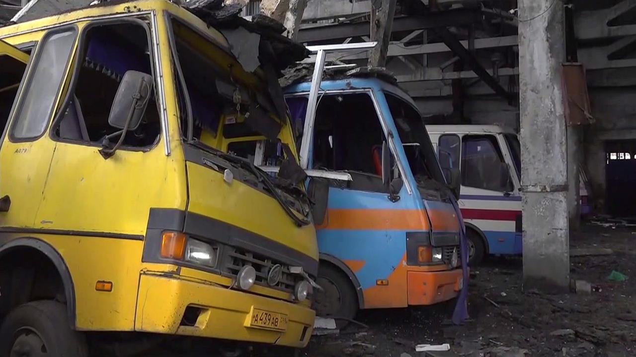 Украинские террористы обстреляли зернохранилище и автобусный парк в ДНР