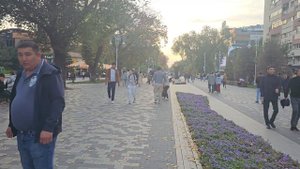 Здесь живет Счастье. Вечерняя прогулка по Арбату в Алматы #walking