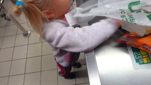 София САМА ПОКУПАЕТ ПРОДУКТЫ. Софунья Шалунья