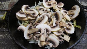 Открытый пирог с грибами