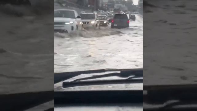 Потоп в Саратове. Автолюбители тщетно ищут ливневки по дороге в Юбилейный