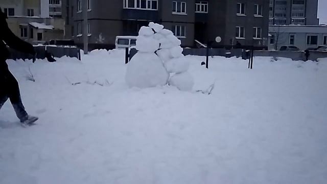 Шикарный удар над стенкой от перекладины