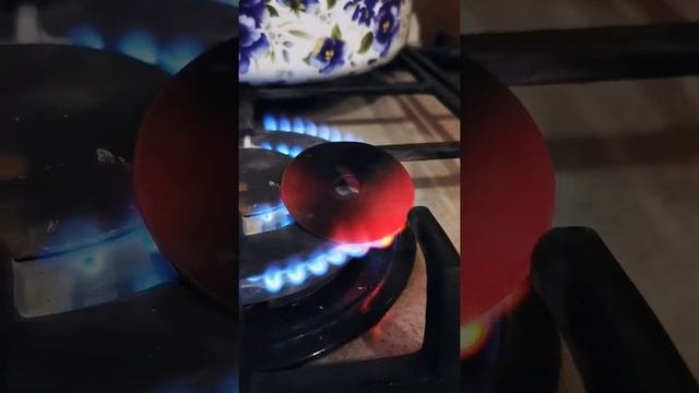 Краштест высокотемпературной краски над открытым пламенем.