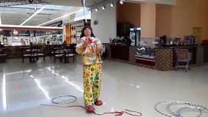 Клоун жонглирует и играет с детьми в ТЦ