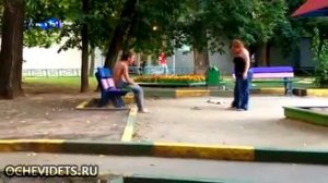 Женщина дерётся против алкаша