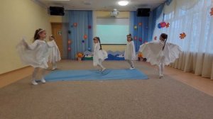 Танец "Чайка" исполняют воспитанники подготовительной группы "Семицветик"