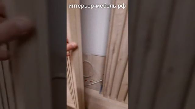 Подвесная консоль для прихожей с вертикальными рейками