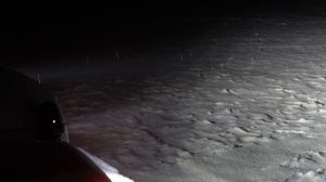 Кемпинг в сильный снегопад  Идеальный зимний автомобильный одиночный кемпинг в метель