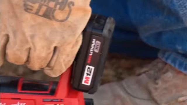 Смазочный пистолет MILWAUKEE М12 GG смотреть онлайн