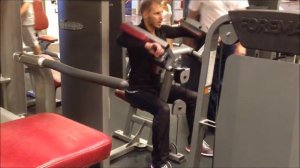 Упражнения на плечи разведение рук сидя в тренажёре