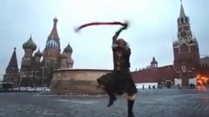 Актер Никита Джигурда исполнил танец на Красной площади