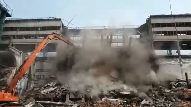 Демонтажные работы экскаватором с ножницами