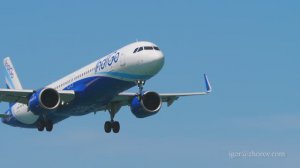 Эйрбас А321 индийского лоукостера IndiGo приземляется в аэропорту Пхукет.