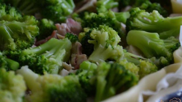 Пирог с брокколи и копченым куриным мясом