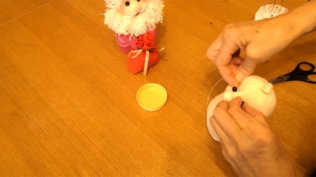 Как сделать деда мороза. Дед Мороз из носочков смотреть онлайн