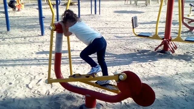 Велотренажер. Спортивная площадка. Дети и спорт. смотреть онлайн