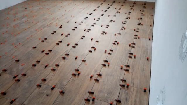 Укладка керамогранита на большую площадь с помощью гребенки-трансформера смотреть онлайн