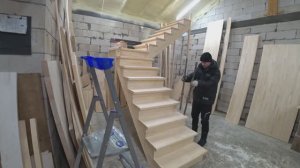 Сборка поворота лестницы ,металлическое ограждение и ступени из дуба.