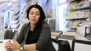 Какие схемы внутренних лестниц занимают минимум места в интерьере дома