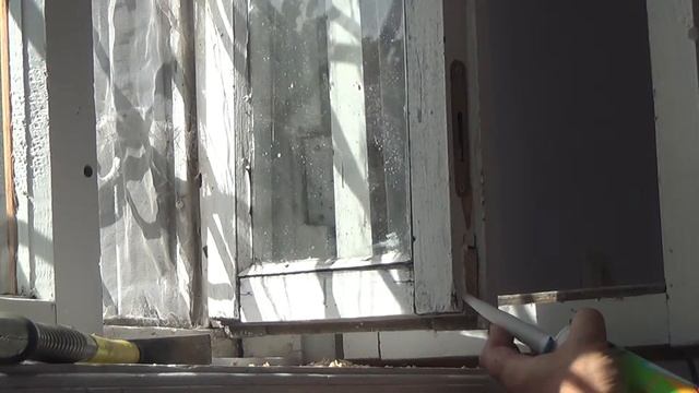Как прикрутить оконный замок и замазать щели створки смотреть онлайн