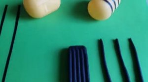 Поделка из контейнера от киндер-сюрприза "Пчелка"