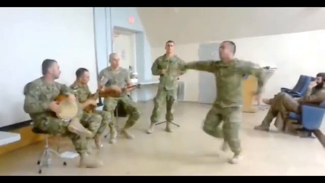 Грузинские солдаты поют Чеченскую песню www.lamro.org смотреть онлайн
