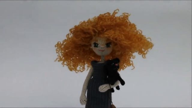 Каркасная вязаная крючком кукла ведьмочка Шарлотта с котиком. Обзор готовой работы. смотреть онлайн