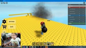 Саша играет в Roblox