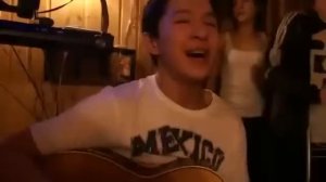 Парень просто молодец! Нереально спел под гитару!