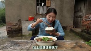小雨真會吃,豆芽配毛血旺絕配,大口大口吃飯,看得我流口水【市民朱小雨】
