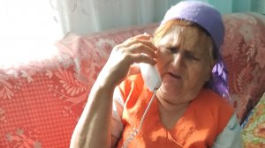 Разговор бабушки по телефону