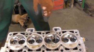 Очень большой нагар на одной свече зажигания. Атохимия Лавр для чистки форсунок.