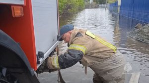 Спасатели МЧС России продолжают работать на подтопленных территориях