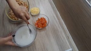 Запеканка из макарон с курицей и помидорами.
