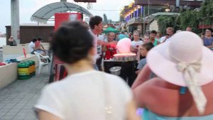 парень танцует и делает сахарную вату