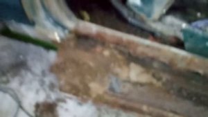 Сварка рваных стоек лобового  стекла и крыши. серия 2. Начинаю убирать труху  по порогам.