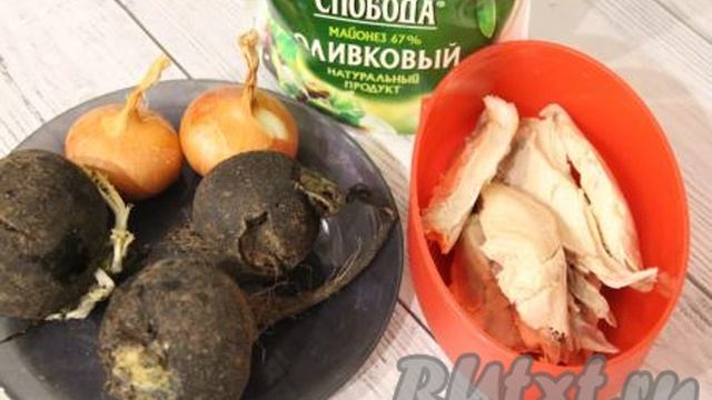 Салат из чёрной редьки с мясом и жареным луком
