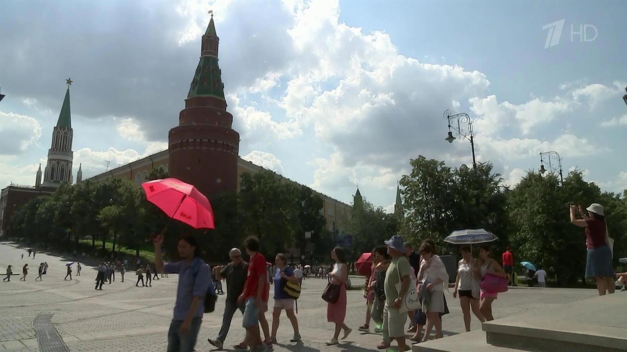 Природные катаклизмы: ураган и ливень с градом в Перми, а в Москве жара за 30°