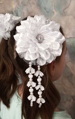 Банты белые, пышные.