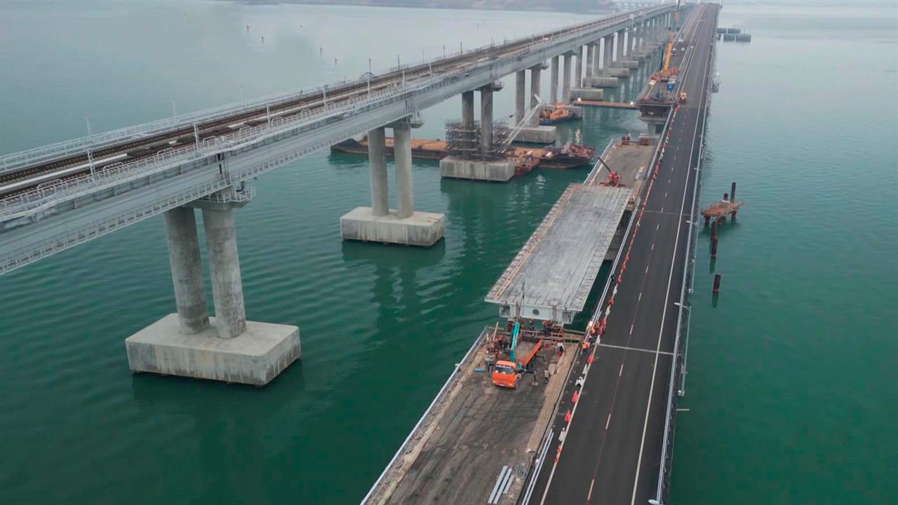 Крымский мост открыли для автотранспорта после остановки на ремонт