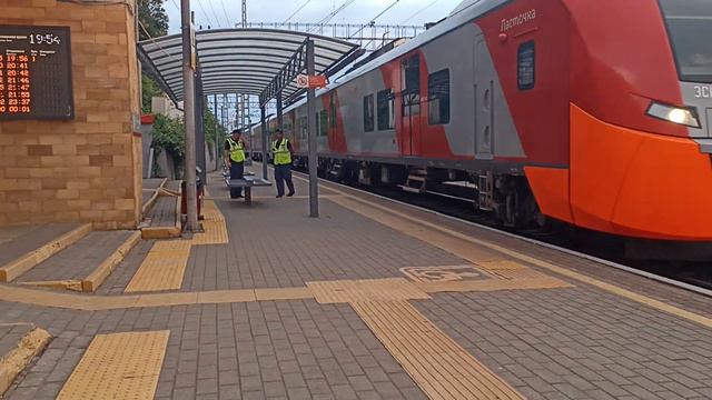 Электропоезд ЭС1-035 «Ласточка» со скоростным поездом Роза Хутор — Краснодар-1