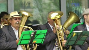 В городском саду играет духовой оркестр