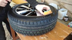 Наносим чернитель шин на колесо