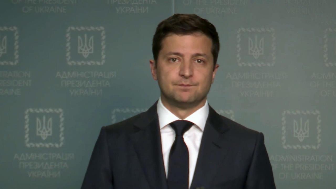 Масштабной люстрацией Владимир Зеленский грозит всем, кто правил страной вместе с Петром Порошенко