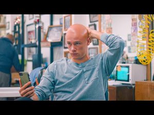 парень попадает в ловушку временной петли и проводит дни, пытаясь произвести впечатление на девушек