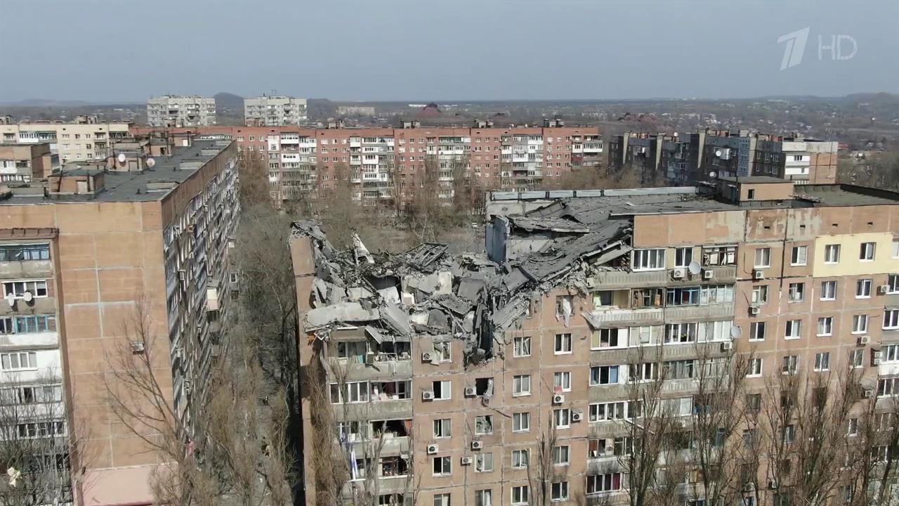 В Донецке разбирают завалы в жилом доме, по которо...ом украинские войска нанесли удар из "Ураганов"