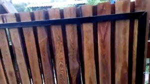 Забор пропитан самодельной марилкой сваренной из коры лиственницы