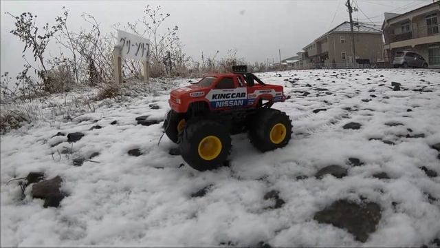 Tamiya Nissan King Cab Junior - Mini 4WD - Slow motion on snow rocks. смотреть онлайн